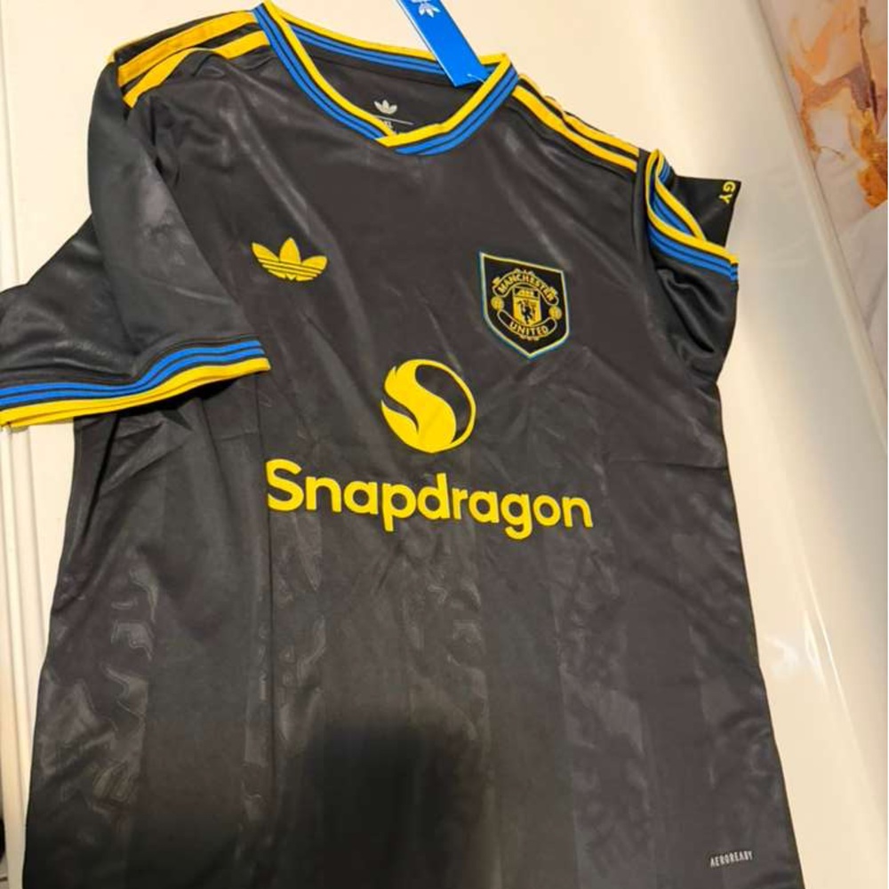 Source Unknown Black and Yellow Manchester United Snapdragon Jersey